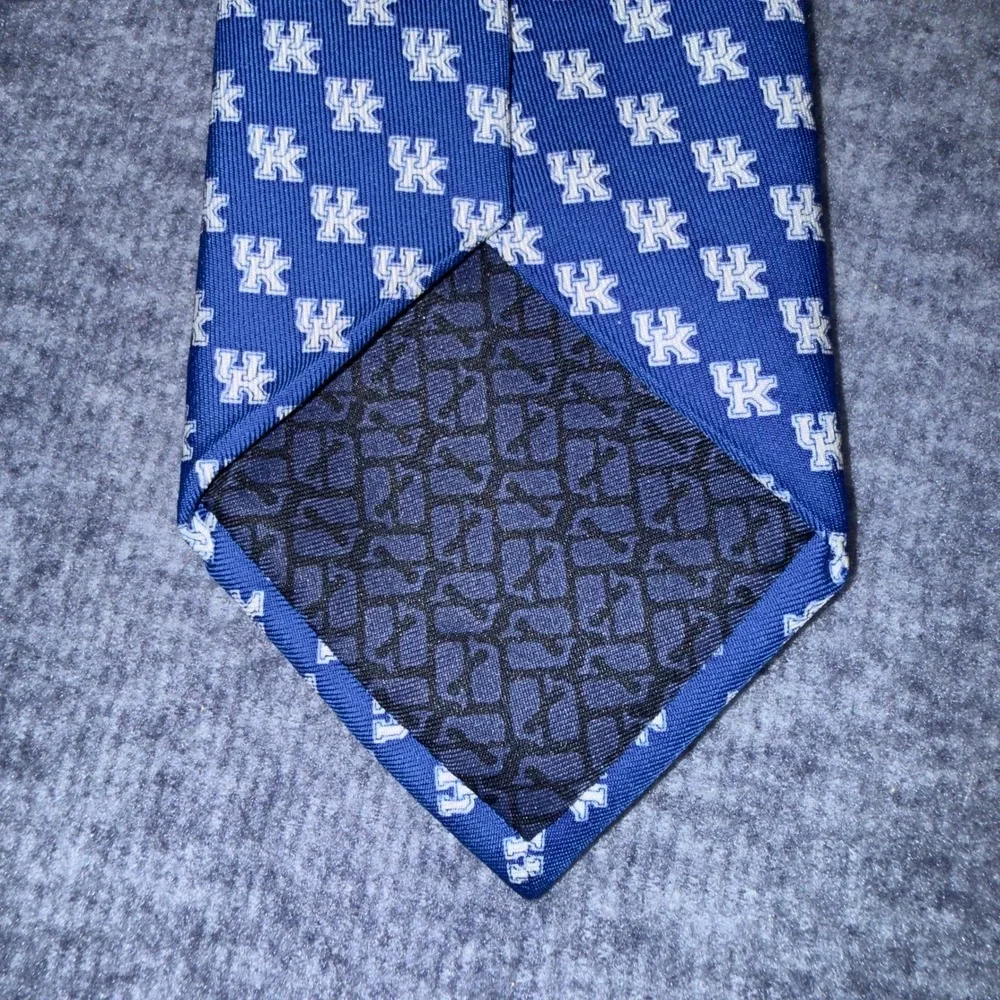Vineyard Vines University of Kentucky Logo Mens Blue Silk Necktie UK Wildcats
